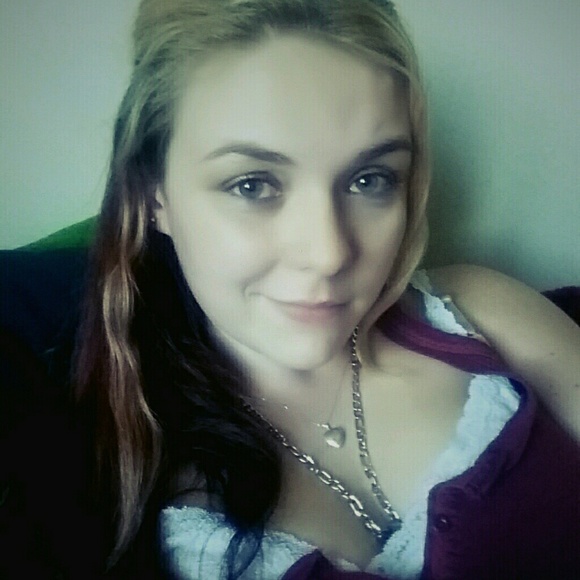 Profile Picture of Melanie Zalewski (@xomellyxo17) on Poshmark