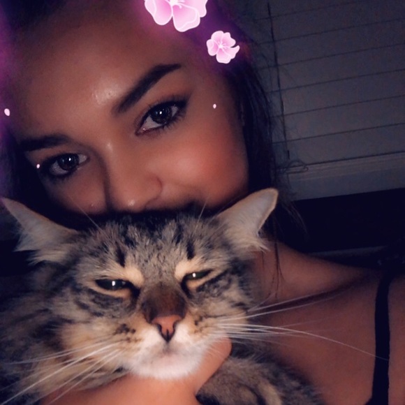 Profile Picture of Amanda Puga (@amandapuga) on Poshmark