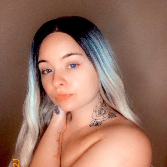 Profile Picture of Brittney Dobbs (@brittney_dobbs) on Poshmark