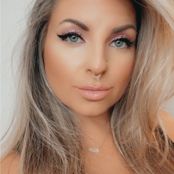 Profile Picture of Cassandra Hornbuckle (@clhornbuckle) on Poshmark