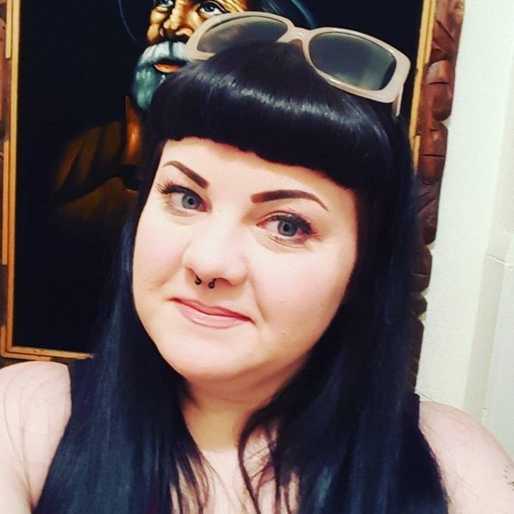 Profile Picture of Shenae Huntsman (@shenaesocial) on Poshmark