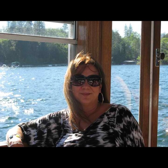 Profile Picture of Susan Tonti (@stonti) on Poshmark