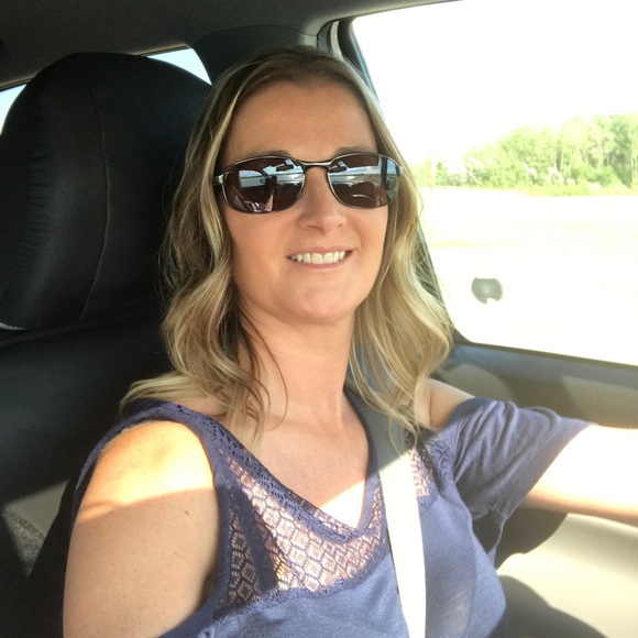 Profile Picture of Lori Jacobson (@littlejake1976) on Poshmark