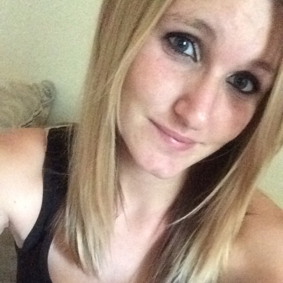 Profile Picture of Jolene Brown (@joleneb85) on Poshmark