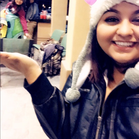 Profile Picture of Melissa monique Olvera (@melissamoniqu32) on Poshmark
