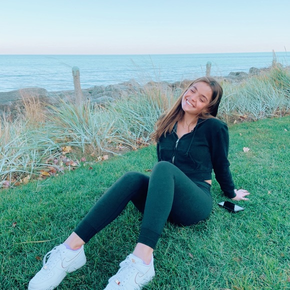 Profile Picture of Lindsey Ahern (@lindsahern) on Poshmark