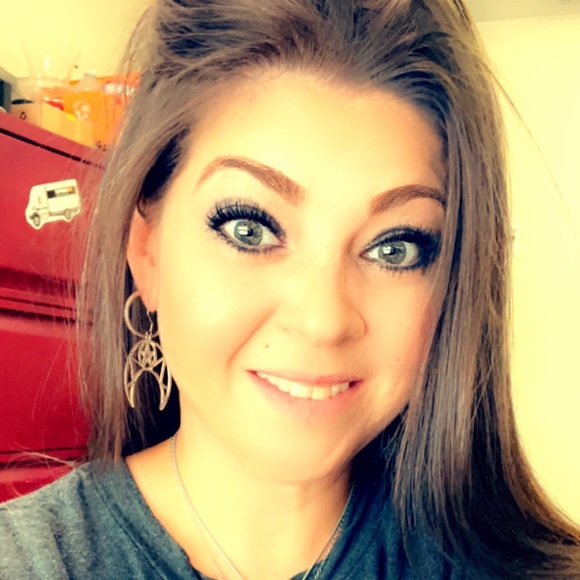 Profile Picture of Lisa Herig (@lherig) on Poshmark