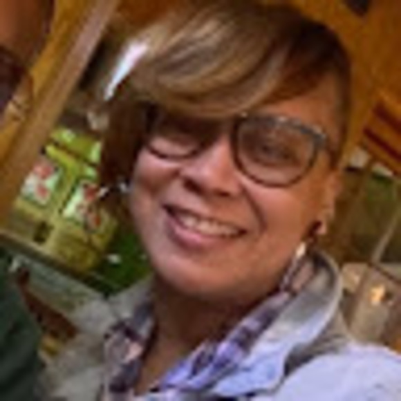 Profile Picture of April Chandler (@aprilchandler71) on Poshmark