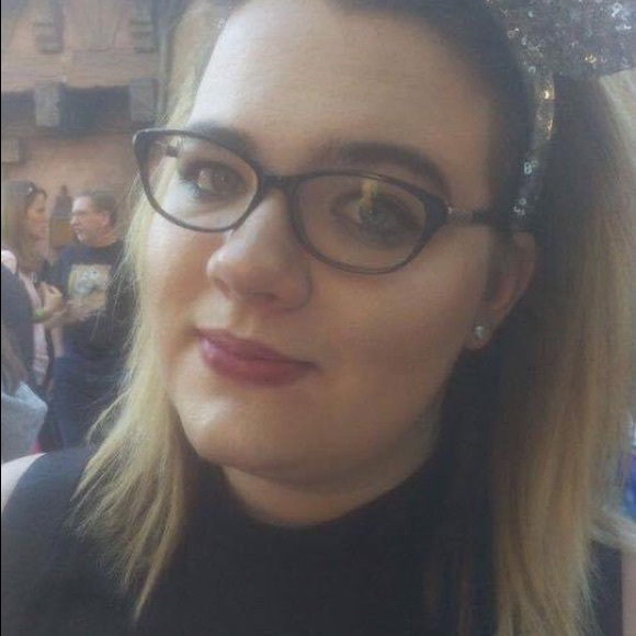 Profile Picture of Charisma Goff (@makeupandvelvet) on Poshmark