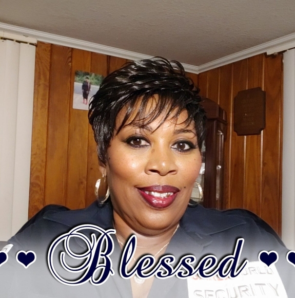 Profile Picture of Gloria Leverson (@leversonberry) on Poshmark