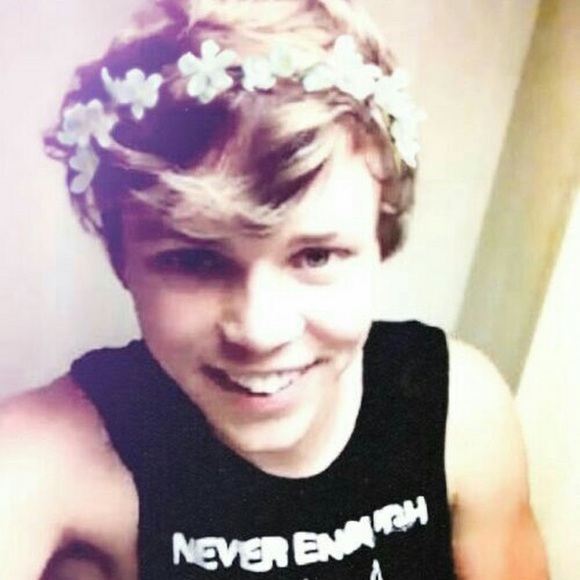 Profile Picture of Blurryface Howell (@phandomlife) on Poshmark