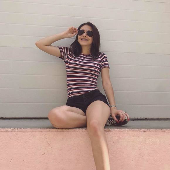 Profile Picture of Olivia Theise (@oliviatheise) on Poshmark