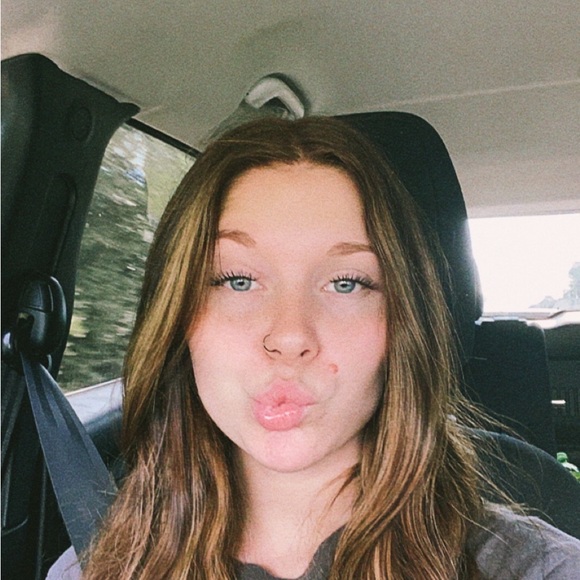 Ashton Rousey - Poshmark Profile Picture of Ashton Rousey (@ashtonrousey) on Poshmark