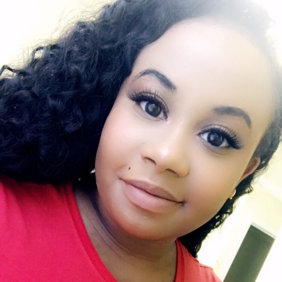 Profile Picture of Arthella Rieben (@arieben) on Poshmark