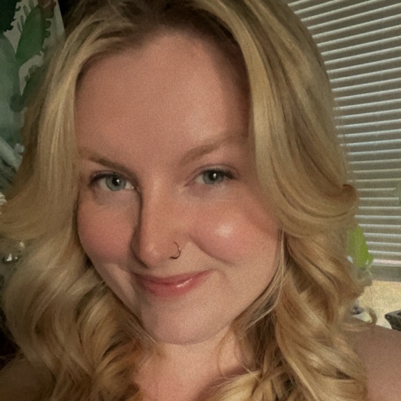 Profile Picture of Felicity Duvall (@felicity_duvall) on Poshmark