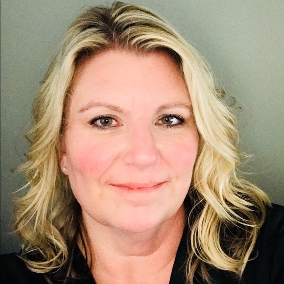 Profile Picture of Lisa Giles (@lisag1172) on Poshmark