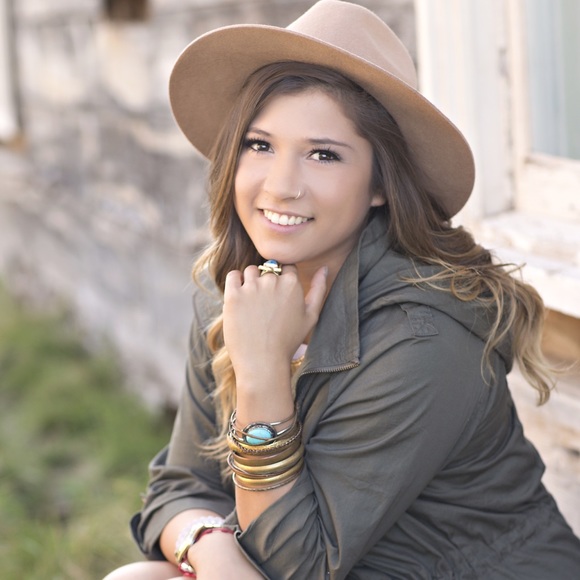 Jackie Laureles - Poshmark Profile Picture of Jackie Laureles (@jlaureles) on Poshmark