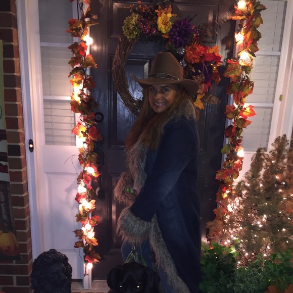 Profile Picture of Mitzy Drees (@mickey2404) on Poshmark
