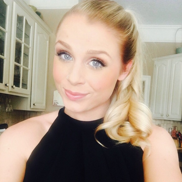 Profile Picture of Callista Decramer (@callistamatae23) on Poshmark