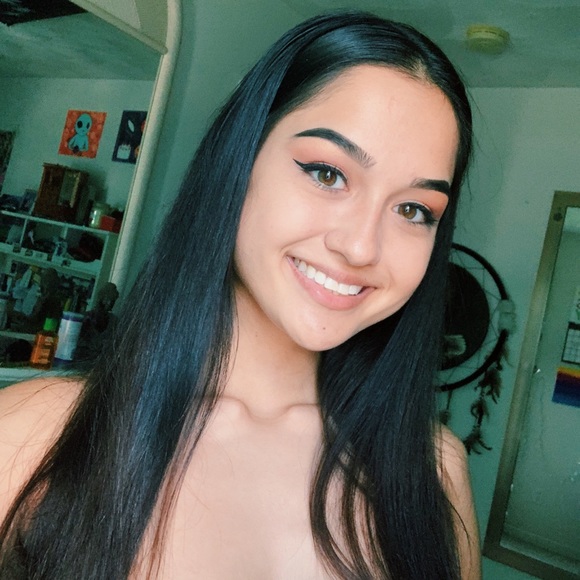 Profile Picture of Julia Startt (@juliattrats) on Poshmark