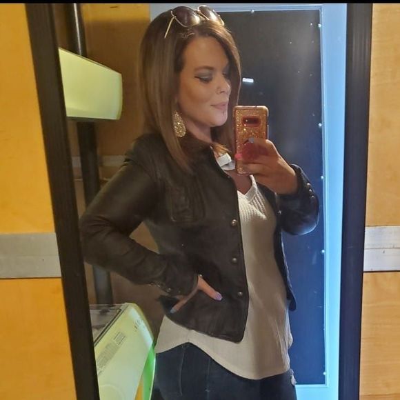 Profile Picture of Candi Bailey (@canlovesdan) on Poshmark
