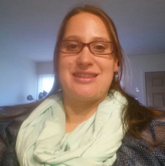 Profile Picture of Alicia Kelly (@amkgeo) on Poshmark