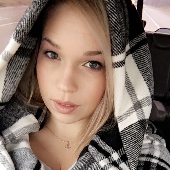 Profile Picture of Laura Rosbrugh (@laurarosbrugh) on Poshmark
