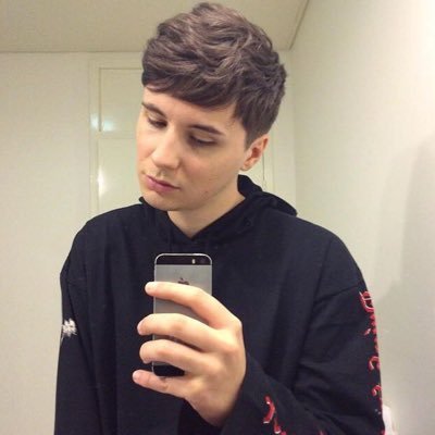 Profile Picture of Dan Hurts Me (@dansnewselfie) on Twitter