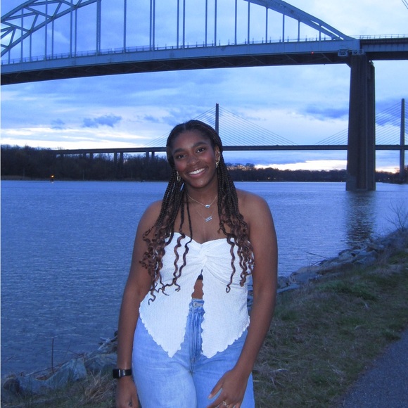 Profile Picture of Stephanie Pongnon (@stephaniep327) on Poshmark