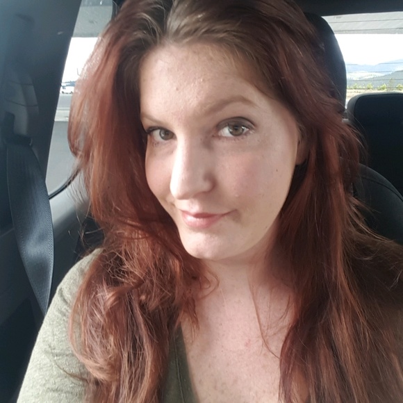 Profile Picture of Amy Keys (@puckinpurty1211) on Poshmark