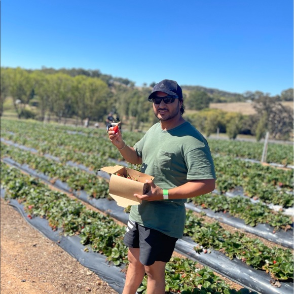 Profile Picture of Lucky Lambardar (@luckylambardar) on Poshmark