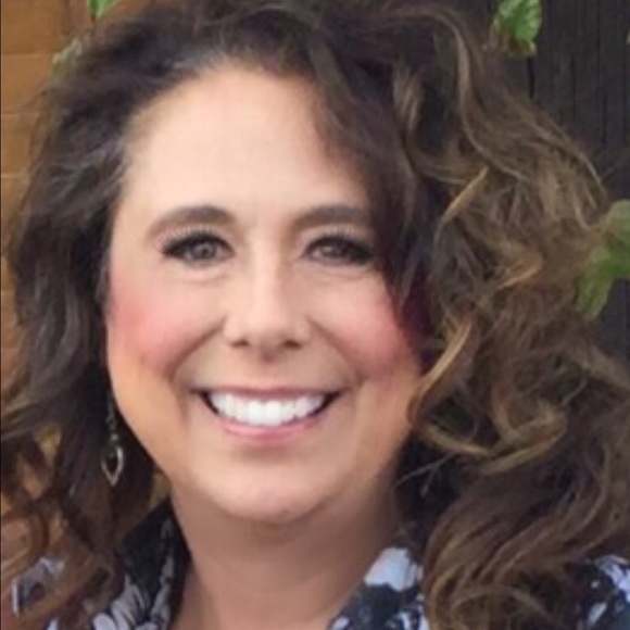 Profile Picture of Linda Rathke (@elceelou) on Poshmark