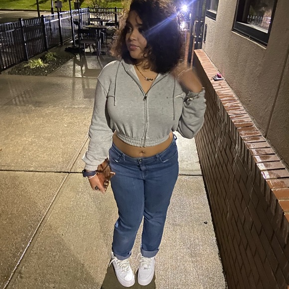 Profile Picture of Angie Guzman (@angieguzman0115) on Poshmark