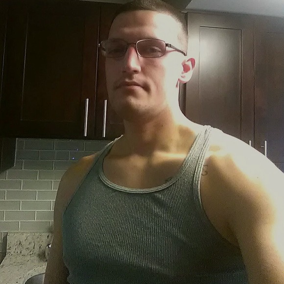 Profile Picture of Robert Hook (@roberthook88) on Poshmark