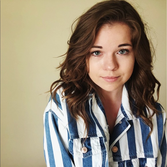Profile Picture of Claire Dettloff (@claire_dettloff) on Poshmark
