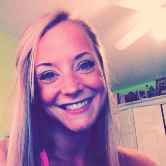 Profile Picture of Theresa Kloeker (@theresak07) on Poshmark
