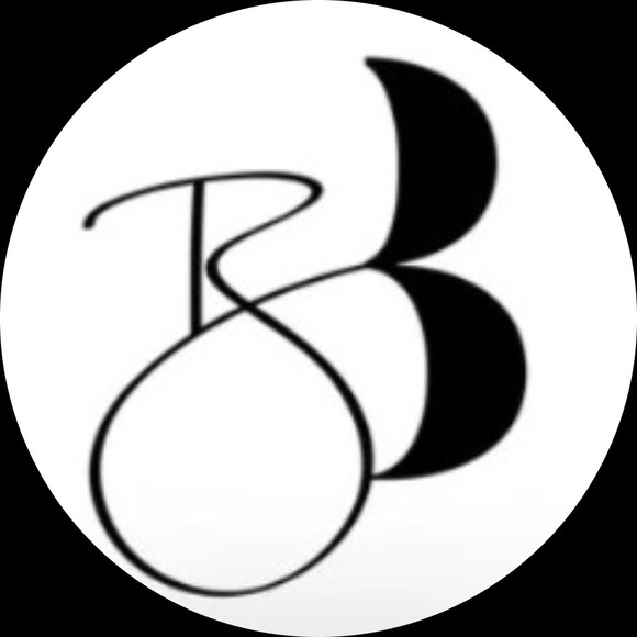 Profile Picture of Nicola Holt (@bloomingbanksia) on Poshmark