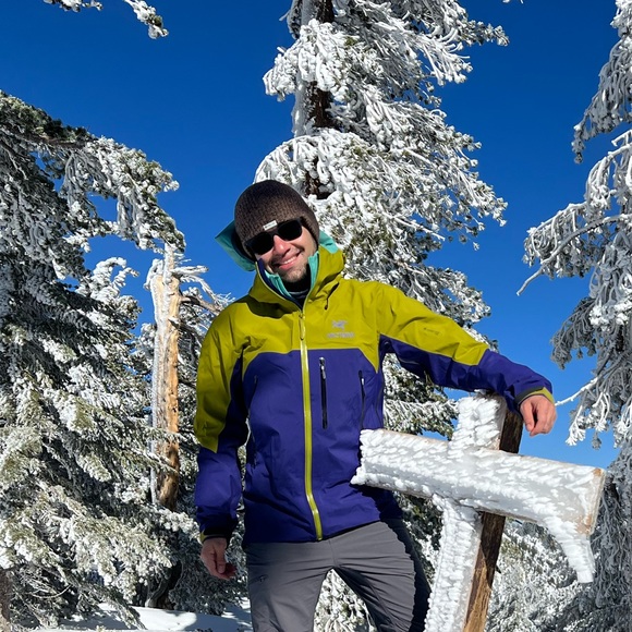 Profile Picture of Kevin Navarro (@sierra14ers) on Poshmark