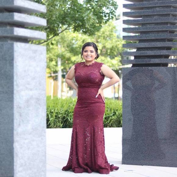 Profile Picture of Cassandra Benavides (@cassandrabenavi) on Poshmark