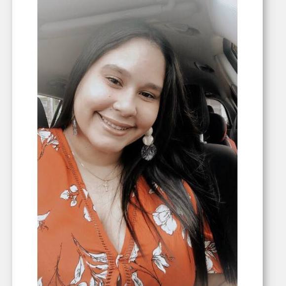 Profile Picture of Alexa Lorenzi (@alexa00soto) on Poshmark