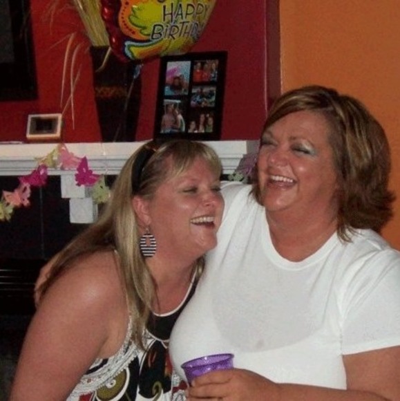 Profile Picture of Laura Carson (@laura_carson) on Poshmark