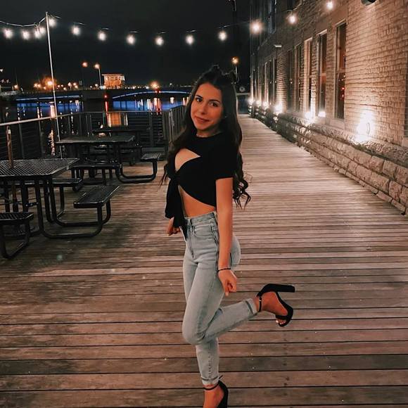 Profile Picture of Melina Perez (@melinaperez839) on Poshmark