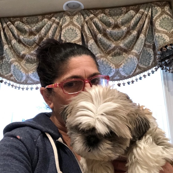 Profile Picture of Georgianna Banas (@dtctv7257) on Poshmark