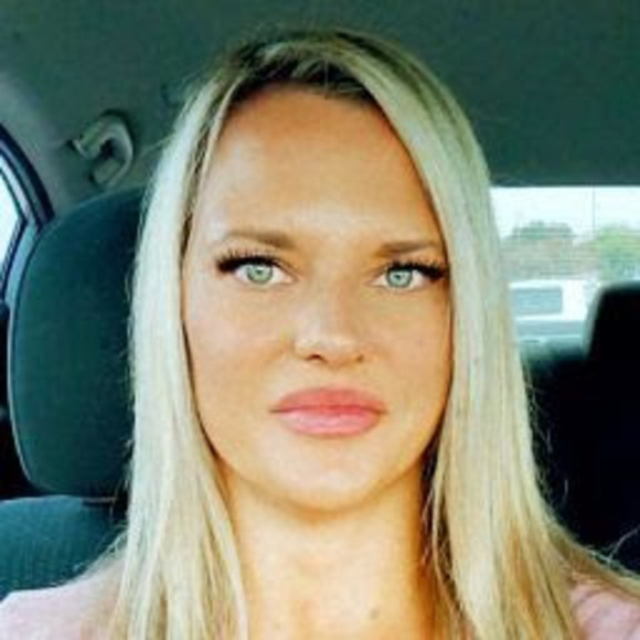 Profile Picture of Ronelle Motycka (@ronellemotycka) on Poshmark