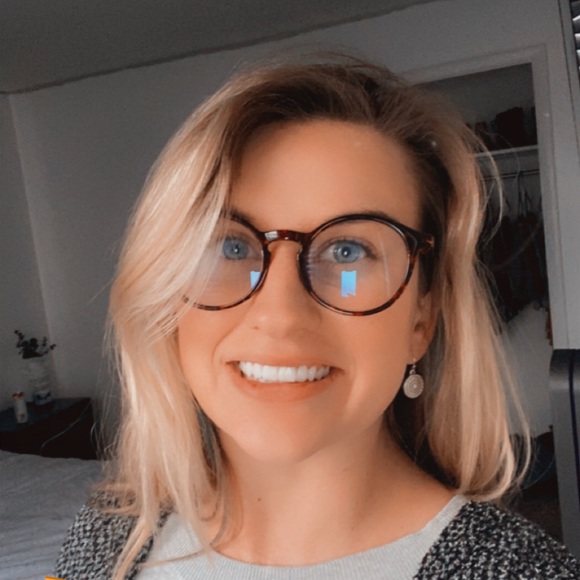 Profile Picture of Angelia Urrabazo (@angeliaurrabazo) on Poshmark