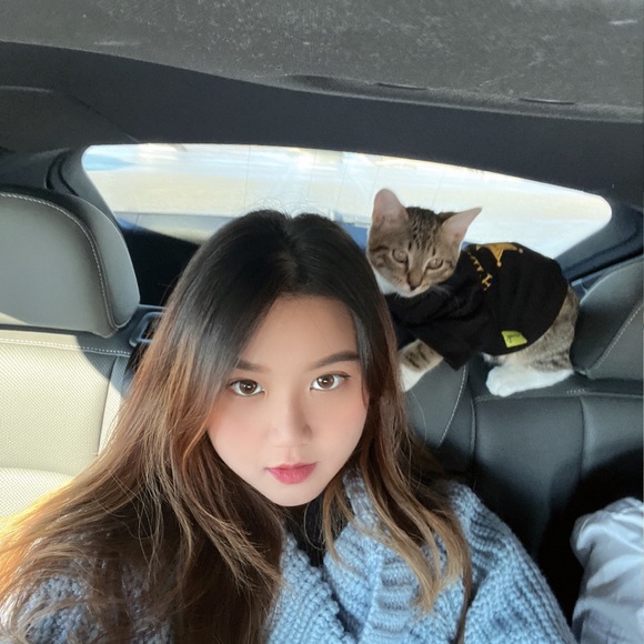 Profile Picture of Lily Huynh (@lilyhuynh111) on Poshmark