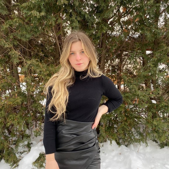 Profile Picture of Laurie Therriault (@l_therriault) on Poshmark