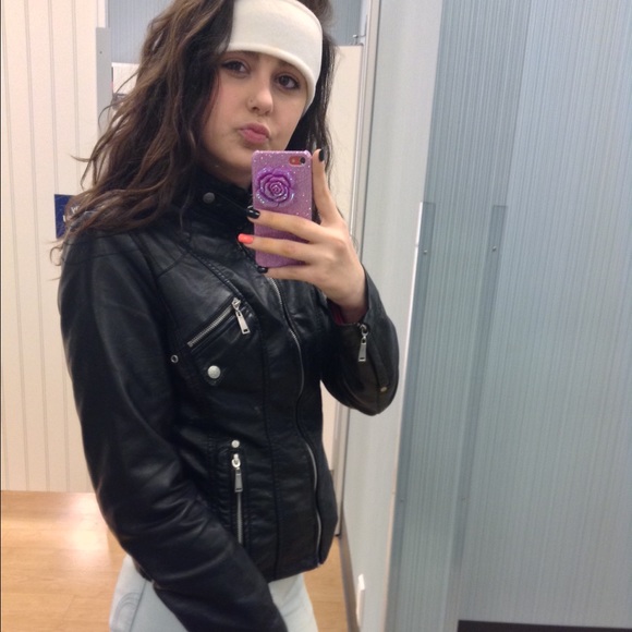 Profile Picture of Adriana Sealy (@adrianaas) on Poshmark