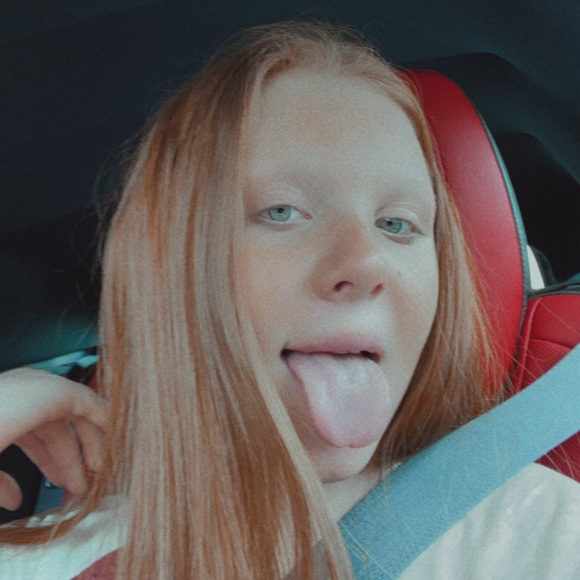 Profile Picture of ✨callie✨ Wolfman (@callie25413) on Poshmark