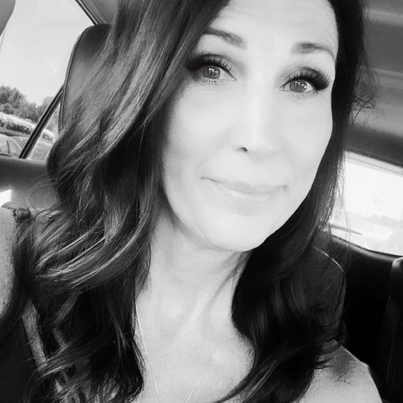 Profile Picture of Jodi Mcclain feuring (@jodifeuring) on Poshmark